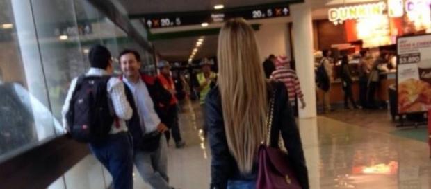 Oriana andando por el aeropuerto. Oriana andando por el aeropuerto.