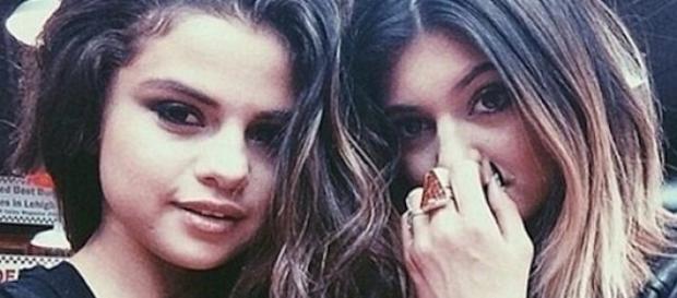 Selena Gomez et Kylie Jenner. Selena Gomez et Kylie Jenner.