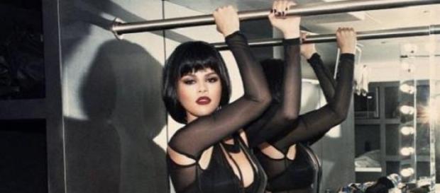 Selena Gomez zeigt sich sexy an der Stange Selena Gomez zeigt sich sexy an der Stange