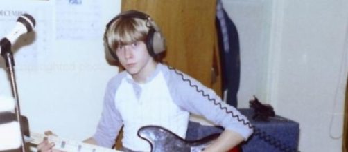 Cobain haciendo una grabación con un bajo