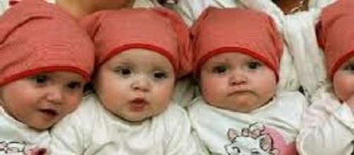 Fotografia di quattro gemelli appena nati