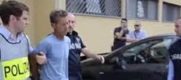Massimo Bossetti durante l'arresto. Massimo Bossetti durante l'arresto.