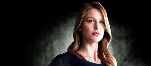 Melissa Benoist en un promocional de Supergirl Melissa Benoist en un promocional de Supergirl