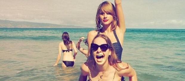 Taylor Swift mit Este Haim (vorn) auf Hawaii Taylor Swift mit Este Haim (vorn) auf Hawaii