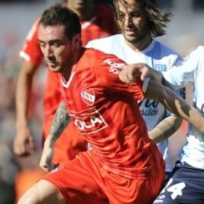 Mancuello y Diaz disputando la pelota