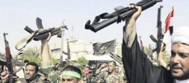 Des militants armés de fusils mitrailleurs Des militants armés de fusils mitrailleurs