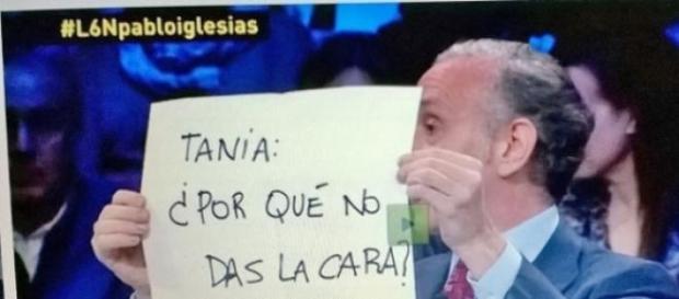Eduardo Inda con uno de sus famosos cartelitos. Eduardo Inda con uno de sus famosos cartelitos.