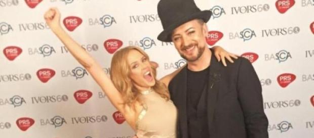 Kylie Minogue junto a Boy George Kylie Minogue junto a Boy George