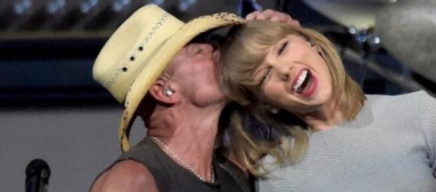 O casal vive momentos felizes. O casal vive momentos felizes.