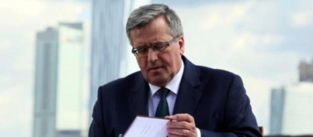 Bronisław Komorowski podpisuje ustawę Bronisław Komorowski podpisuje ustawę