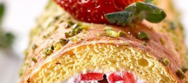 Crema con fragole in morbidissimo pan di spagna. Crema con fragole in morbidissimo pan di spagna.