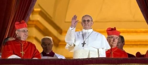 El Papa Francisco saluda a los fieles El Papa Francisco saluda a los fieles