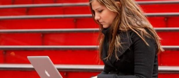 Existem milhares de blogs em Portugal. Existem milhares de blogs em Portugal.