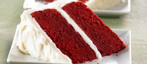 La torta Red Velvet con il suo colore rosso acceso La torta Red Velvet con il suo colore rosso acceso