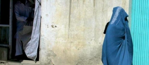 Mulher muçulmana a utilizar a burqa Mulher muçulmana a utilizar a burqa