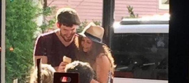 Nina Dobrev mit Austin Stowell. Nina Dobrev mit Austin Stowell.