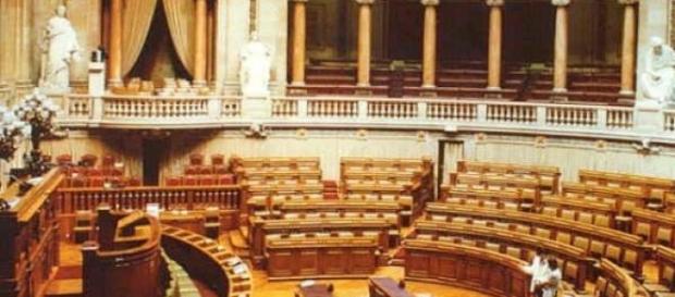Partidos políticos devem cumprir o que exigem Partidos políticos devem cumprir o que exigem