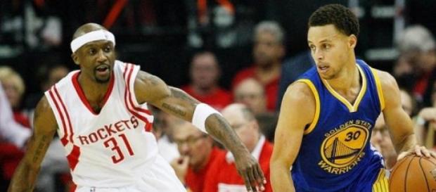 Curry salió lesionado por un golpe en la cabeza Curry salió lesionado por un golpe en la cabeza