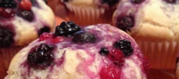 I muffins al cioccolato bianco e frutti di bosco I muffins al cioccolato bianco e frutti di bosco