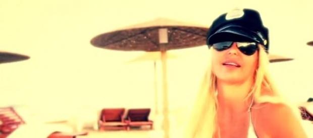 Leticia Sabater en el videoclip Mr. Policeman Leticia Sabater en el videoclip Mr. Policeman