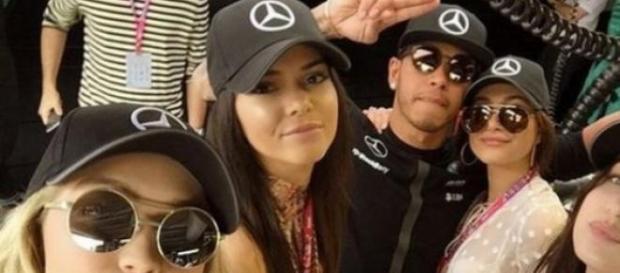 Lewis Hamilton com Kendall e as amigas modelos Lewis Hamilton com Kendall e as amigas modelos