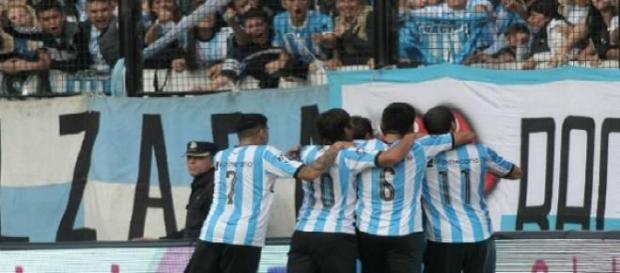 Los jugadores festejan el gol con la tribuna Los jugadores festejan el gol con la tribuna