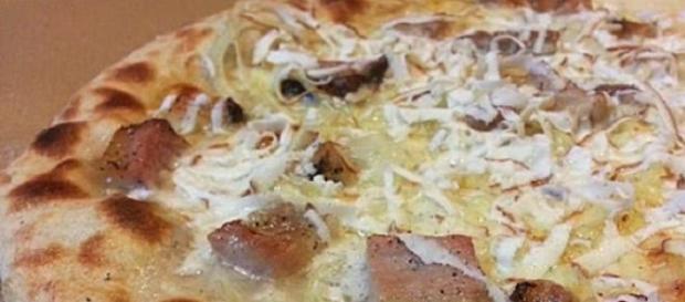 Pizza cresciuta con cipolla, guanciale e pecorino Pizza cresciuta con cipolla, guanciale e pecorino