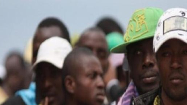 Migranti attraversano a piedi il territorio turco