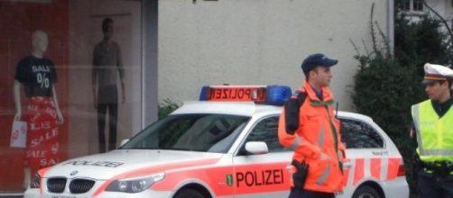 Policías suizos custodian durante un operativo
