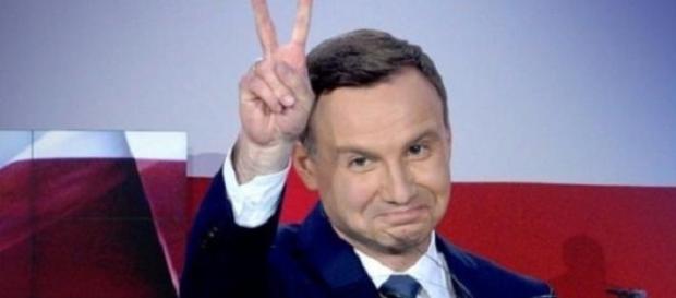 Andrzej Duda poczas wieczoru wyborczego, kadr TVN Andrzej Duda poczas wieczoru wyborczego, kadr TVN