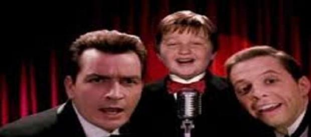 Charlie, Jake y Alan en Two and a Half Men Charlie, Jake y Alan en Two and a Half Men