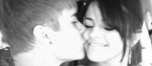 Justin Bieber küsst seine Selena Gomez. Justin Bieber küsst seine Selena Gomez.