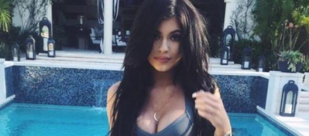 Kylie Jenner lässt sich halbnackt fotografieren Kylie Jenner lässt sich halbnackt fotografieren