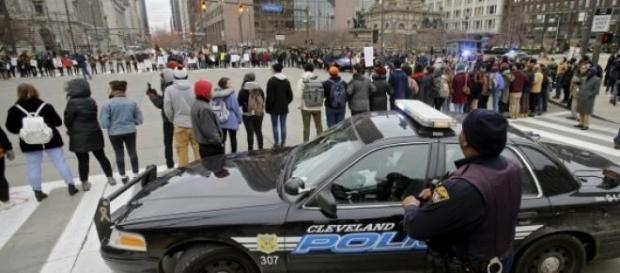 La police de Cleveland devra suivre les règles. La police de Cleveland devra suivre les règles.