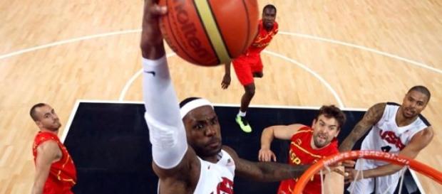 LeBron James gracz Cleveland Cavaliers LeBron James gracz Cleveland Cavaliers