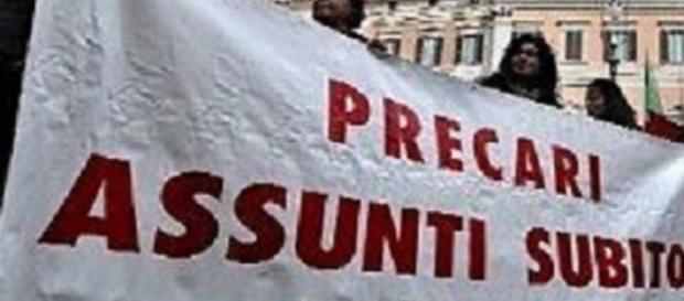 Lo slogan della scuola sulle assunzioni. Lo slogan della scuola sulle assunzioni.