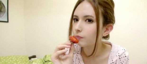 Rola Misaki disfrutando de una deliciosa fresa Rola Misaki disfrutando de una deliciosa fresa
