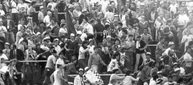 Tragedia Heysel, zginęło 39 kibiców. Tragedia Heysel, zginęło 39 kibiców.