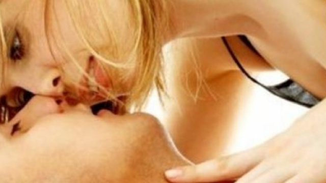 Una coppia in momento di intimità