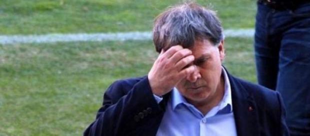 El Tata Martino pensativo, saliendo del campo El Tata Martino pensativo, saliendo del campo
