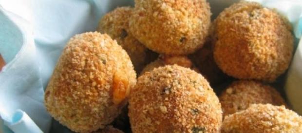Le polpettine di melanzane farcite di mozzarella. Le polpettine di melanzane farcite di mozzarella.