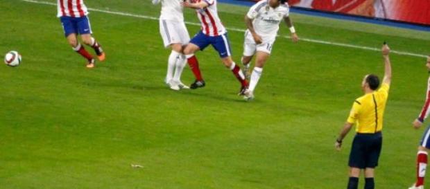 Mario Suarez en un partido contra el Real Madrid Mario Suarez en un partido contra el Real Madrid