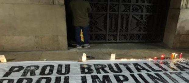 Pancarta de apoyo a víctimas de abuso policial Pancarta de apoyo a víctimas de abuso policial