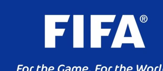 Una placa con la insignia de FIFA Una placa con la insignia de FIFA