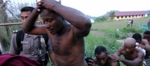 Indigeni Papua Nuova Guinea arrestati e deportati