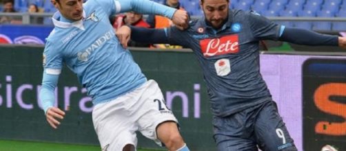 Napoli-Lazio, nella foto Higuain strattonato