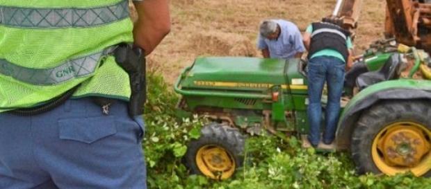 Adelino foi encontrado morto debaixo do trator Adelino foi encontrado morto debaixo do trator