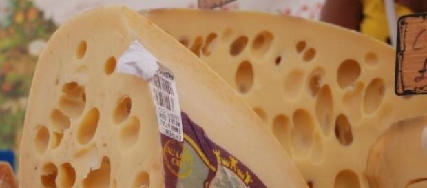 Cauza găurilor din caşcavalul elveţian Cauza găurilor din caşcavalul elveţian
