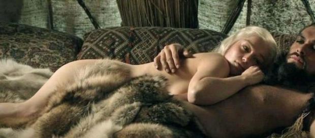 Daenerys et Drogo dans Game of Thrones. Daenerys et Drogo dans Game of Thrones.