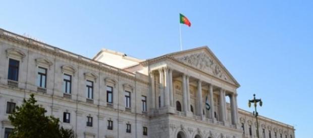 Estão abertas 23 vagas de emprego no Parlamento. Estão abertas 23 vagas de emprego no Parlamento.